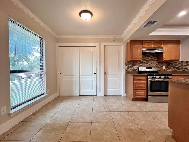 Building Photo - 605 Luther Dr