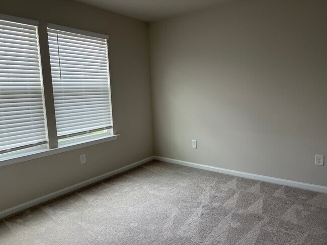 Building Photo - 4/2.5 Townhome Available Now!