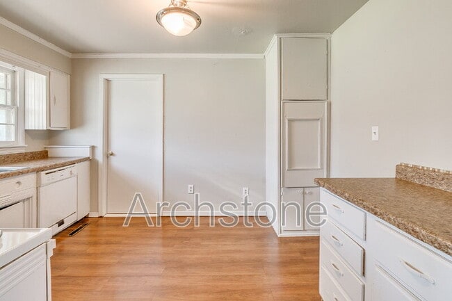 Building Photo - 724 General Senter Dr