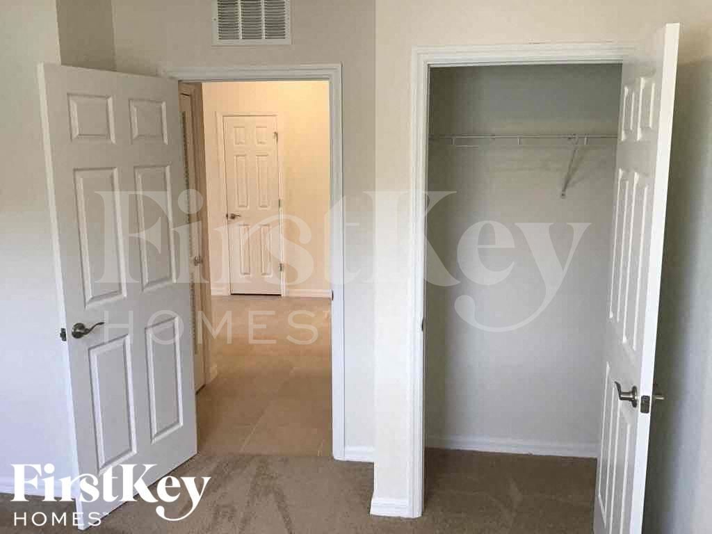 Building Photo - 411 SE 24th St