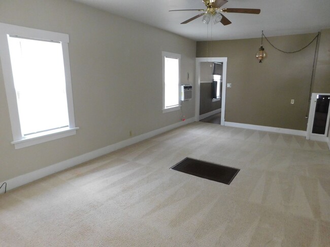 Building Photo - Cozy 2 Bed 1 Bath Home