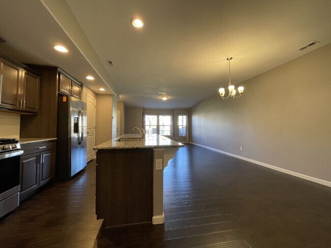 Building Photo - Spacious Two-Story Townhouse