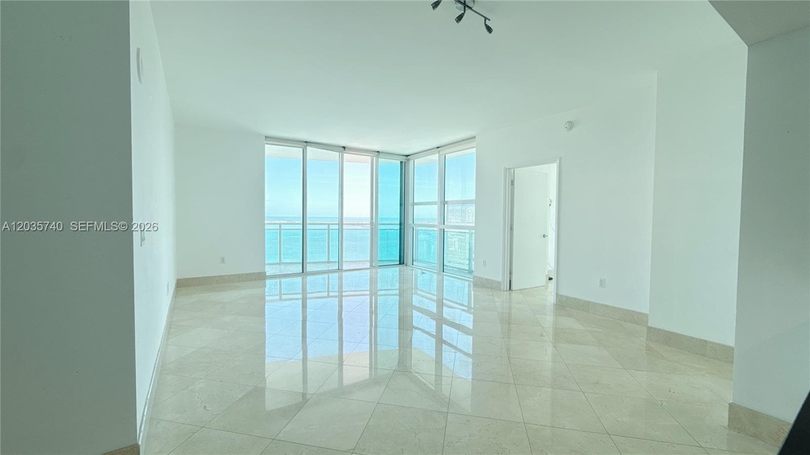 Building Photo - 950 Brickell Bay Dr