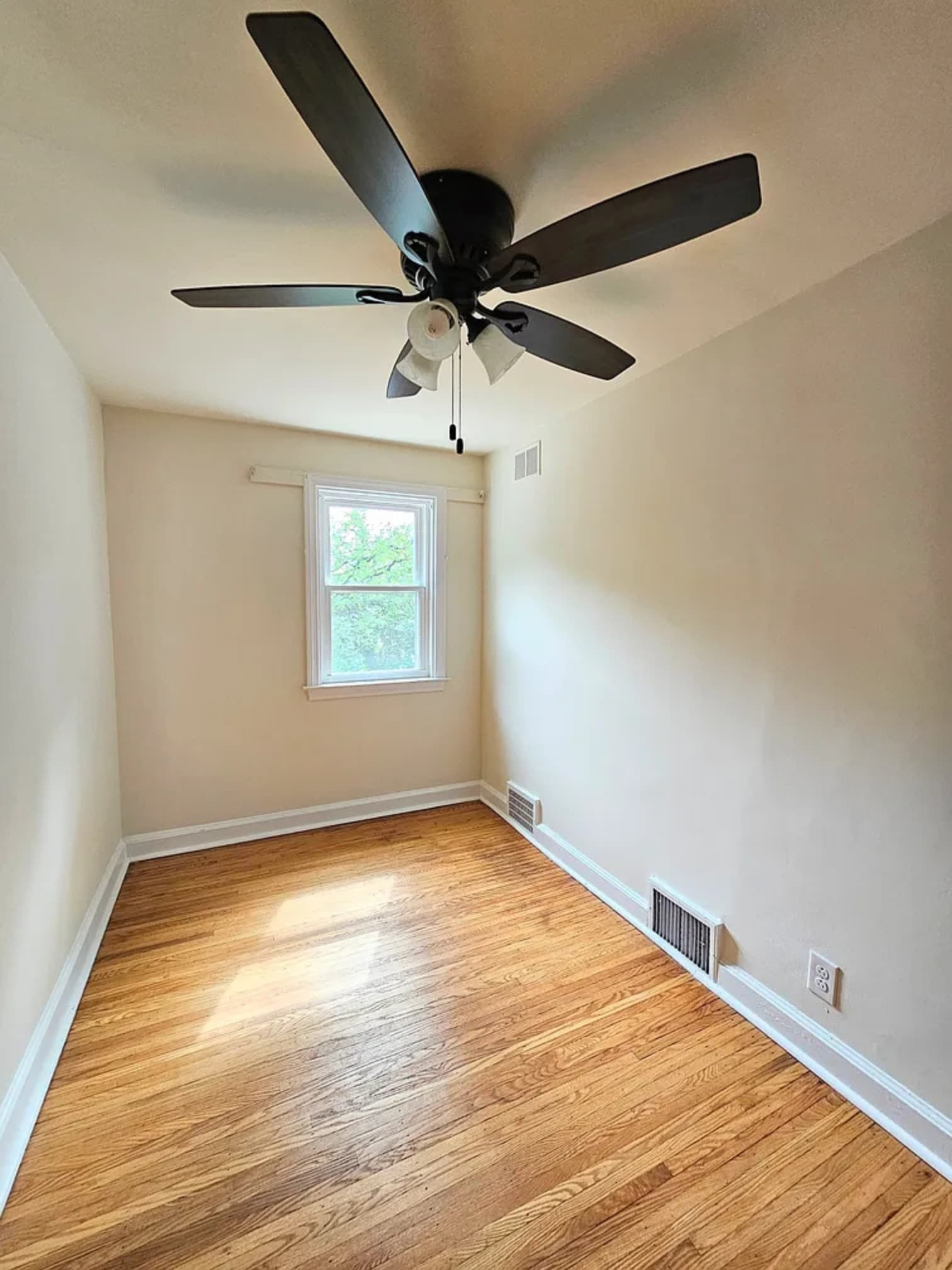 Building Photo - 738 E Railroad Ave