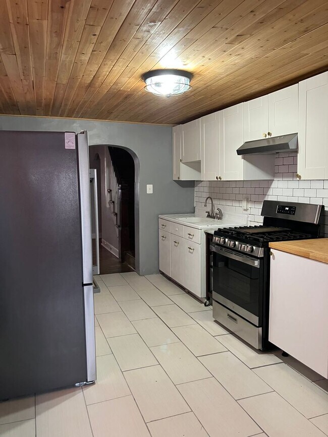 Building Photo - 14 Old Dorwart St