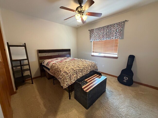 Building Photo - 4BR, 2.5 Bath + Loft DuPont Home