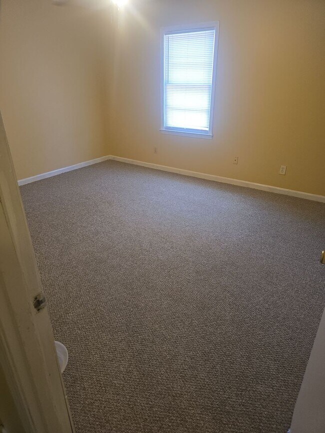 Building Photo - 2 Bed 1.5 bath townhouse