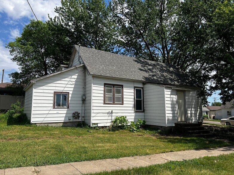 Building Photo - 202 E 6th St