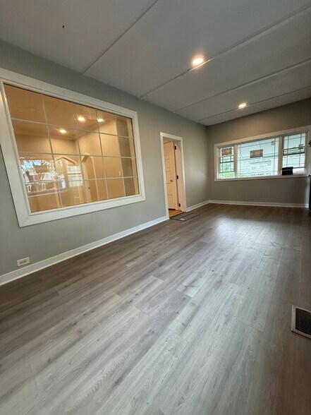 Building Photo - 3255 N Kenneth Ave