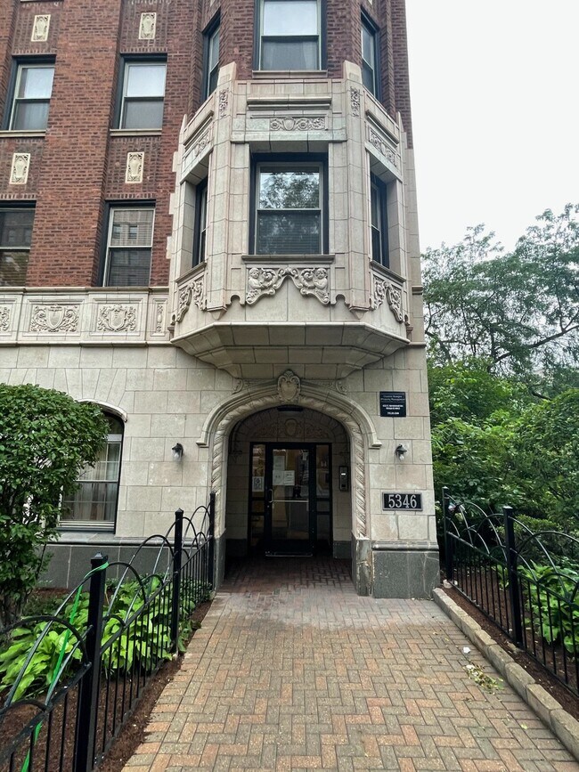 Building Photo - 5346 S Cornell Ave