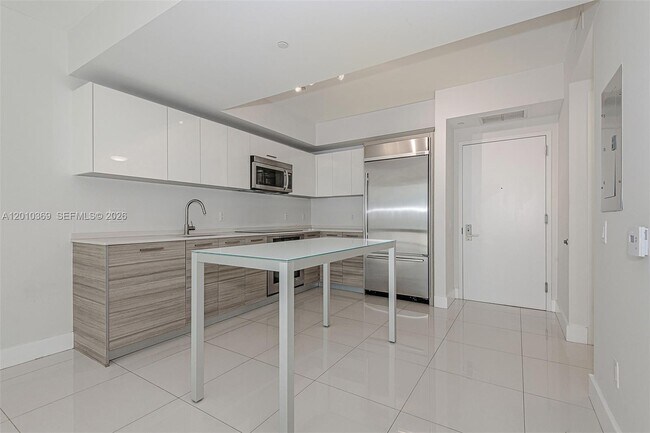 Building Photo - 1300 Brickell Bay Dr