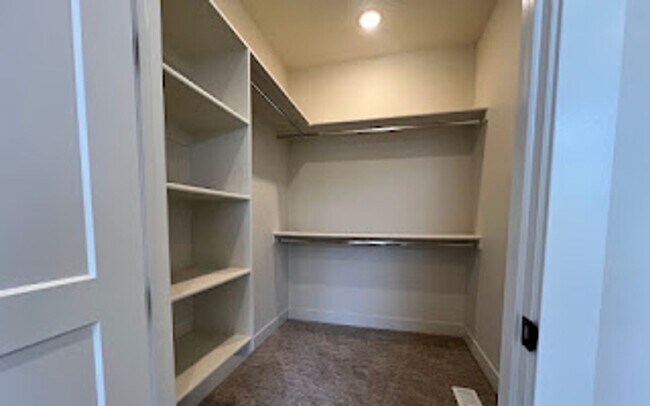 Building Photo - 899 S Lincoln Ave