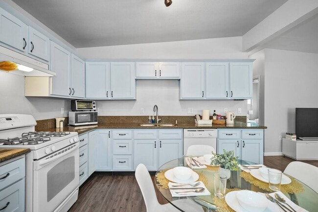Building Photo - 728 Stepney Pl