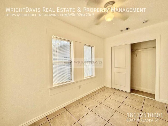 Building Photo - Beautifully Renovated 2/1 in Tampa!