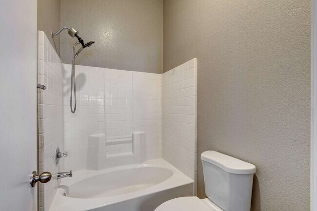 Building Photo - "Charming 2-Bedroom Townhouse Retreat with 2.5 Baths in South Henderson -with Backyard “