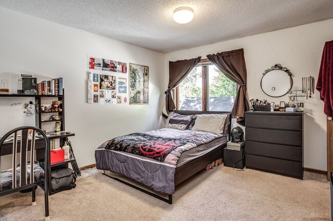 Building Photo - Spacious 5 Bedroom, 2 Bathroom Unit - Close to Campus!