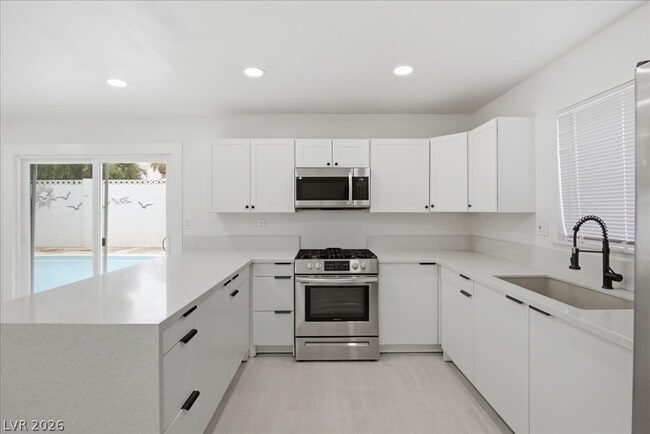 Building Photo - 4013 Esmeralda Ave