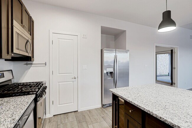 Building Photo - 4016 Camelot Heights Dr