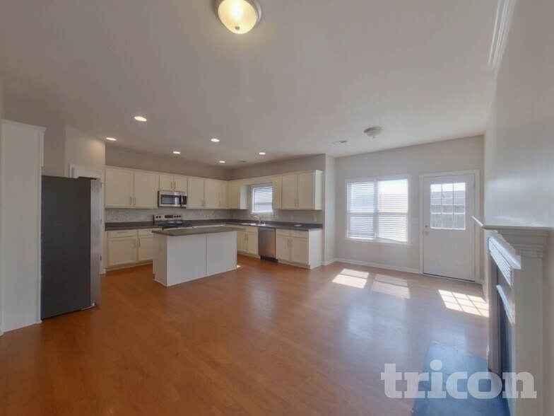 Building Photo - 527 W Saddletree Dr