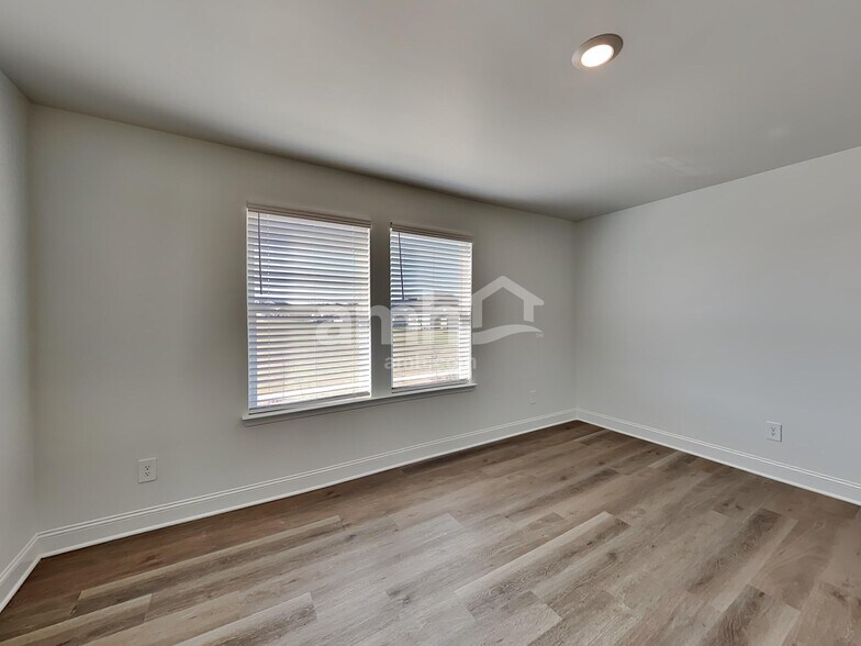 Building Photo - 305 Golucke Way