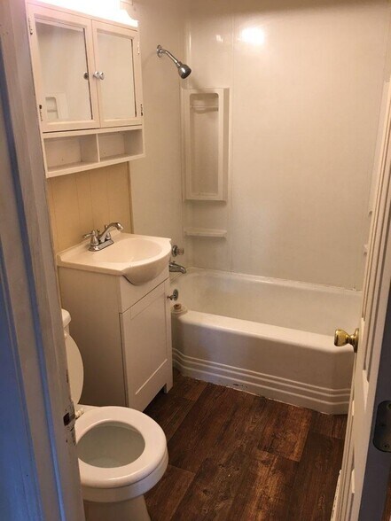 Building Photo - 950 N Old Manor Rd