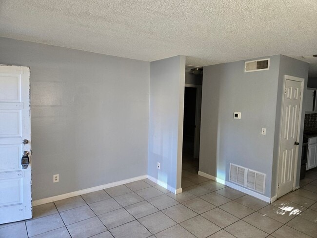 Building Photo - Cute and Convenient!