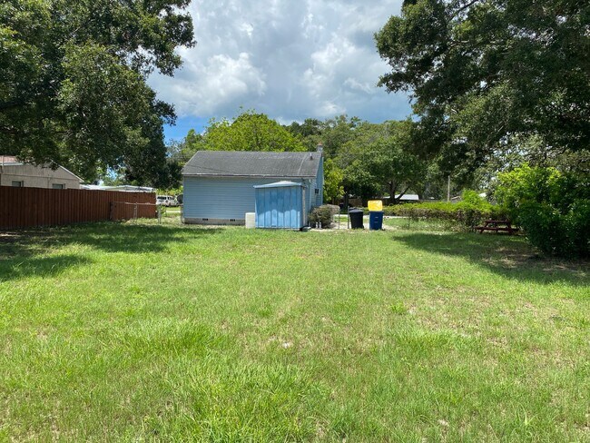 Building Photo - Amazing, Private 1/1 Located In Clearwater