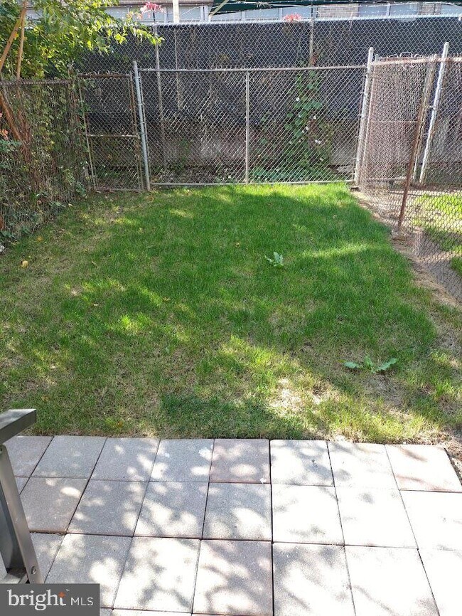 Building Photo - 1812 N Croskey St