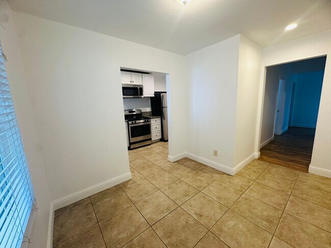 Building Photo - Come View This Perfect 2 Bedroom 1 Bath Located In the Heart of Downtown!!