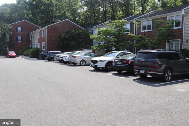 Building Photo - 2615 S Walter Reed Dr