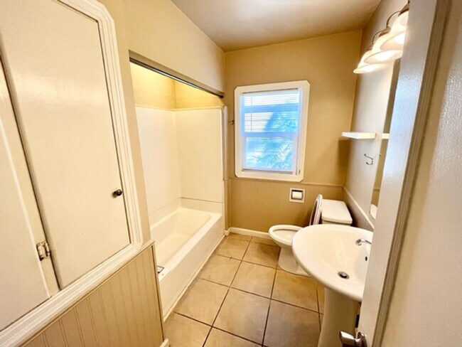 Building Photo - **RESERVE FOR SUMMER 2026** Charming home with 5 bedrooms close to Chico State