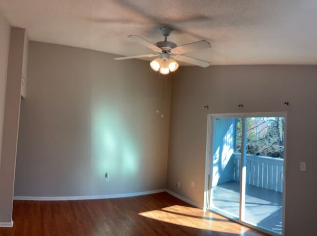 Building Photo - 2 Bedroom 1 Bath Condo with Private Deck in Hunters Chase