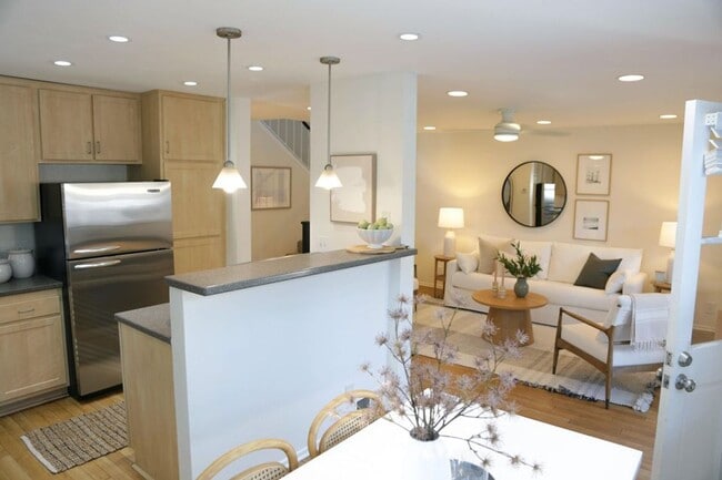 Building Photo - 3 bdrm 2 bath Townhome