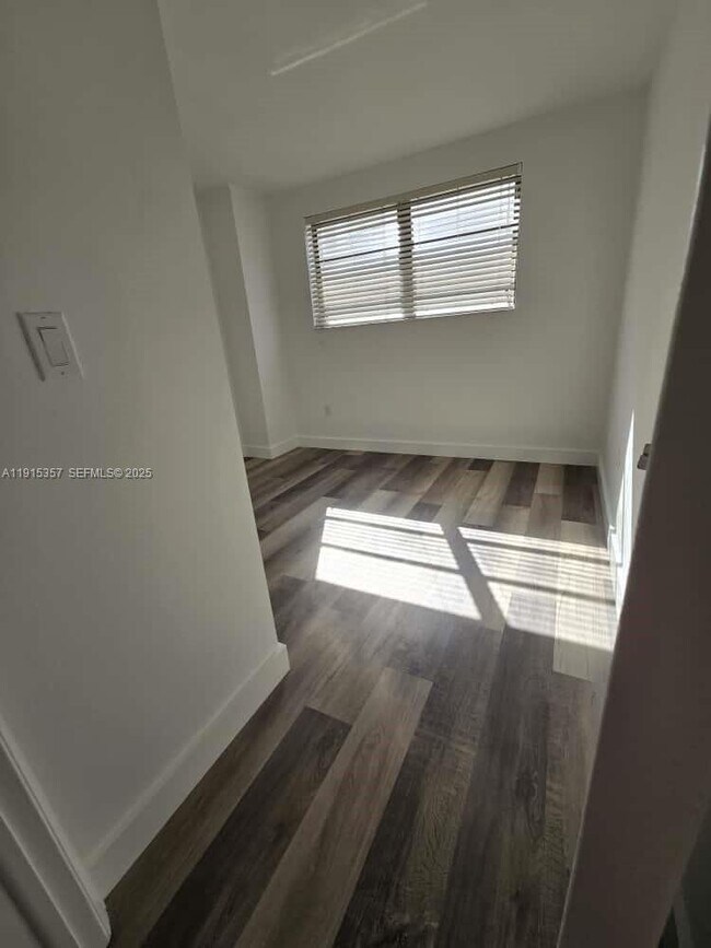 Building Photo - 1673 Bay Rd