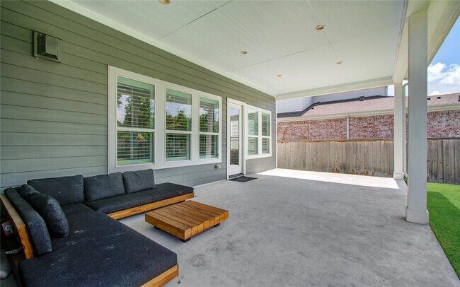 Building Photo - 2349 Goldenglade Dr