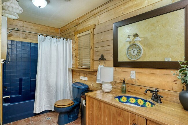 Building Photo - Custom Home with Separate Apartment