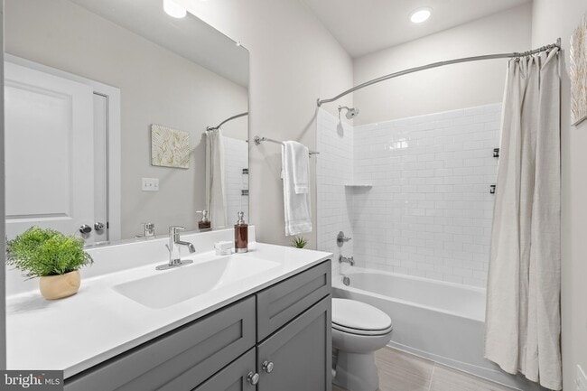 Building Photo - 1334 S Quinn St