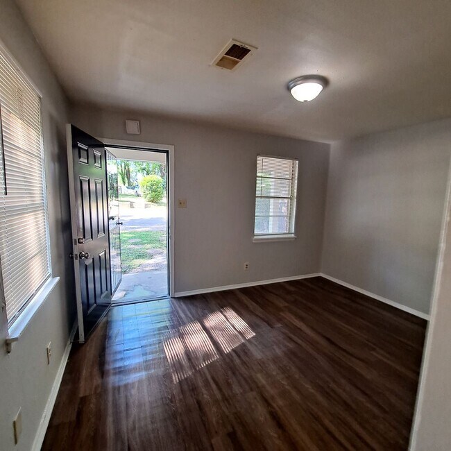 Building Photo - First Month Rent Free!! Welcome to 2655 Whitman!