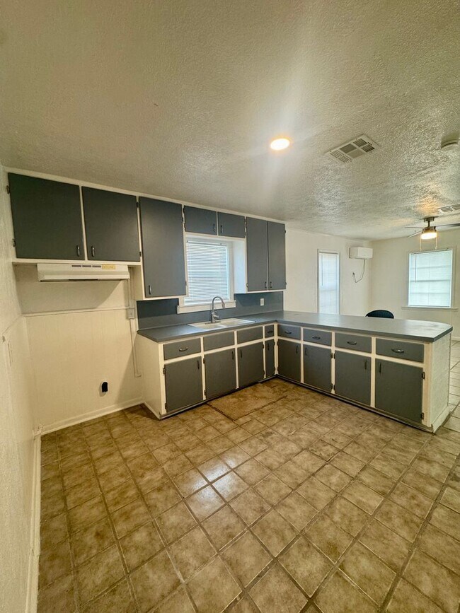 Building Photo - Spacious 4 Bedroom / 3 Bath Home for Rent – Westside Corpus Christi (Section 8 Welcomed)