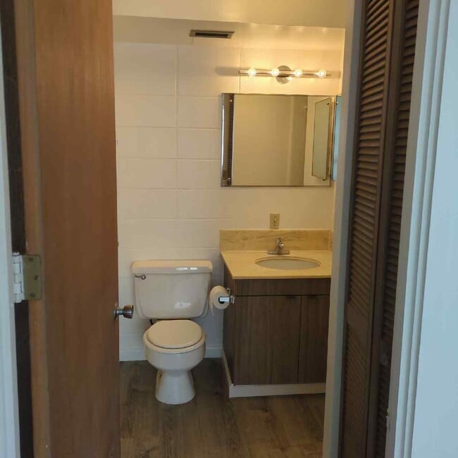 Building Photo - SKY TOWER / WARD - 2BR/2BA/1PRK Partly Furnished