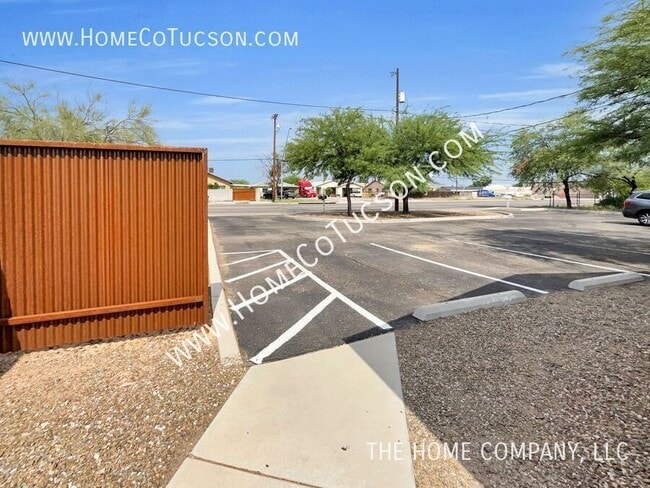 Building Photo - 1421 S Park Ave