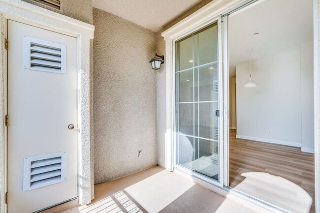 Building Photo - Beautiful 2 Bed 2 Bath End Unit Townhome in Communication Hills!