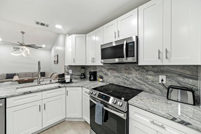 Building Photo - 6553 Via Regina