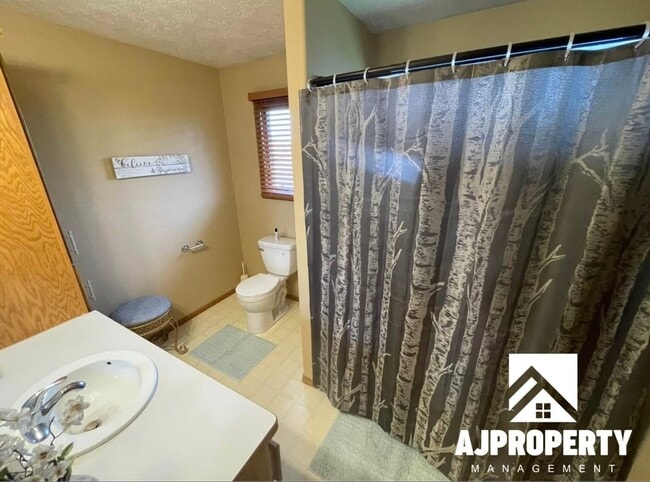 Building Photo - 3105 S Dawley Cir