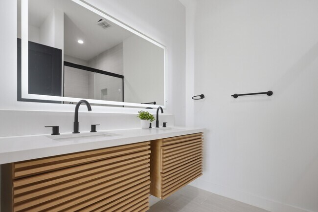 Building Photo - 3 BED | 3 BATH | 1,900 SQ FT | FULLY REMODELED + FURNISHED 3-LEVEL HOME WITH PRIVATE ROOFTOP DECK