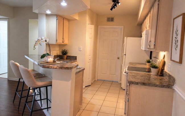 Building Photo - Gorgeous 2/2 Wood Floors Condo For Rent @ The Crest close to UCF and Valencia.