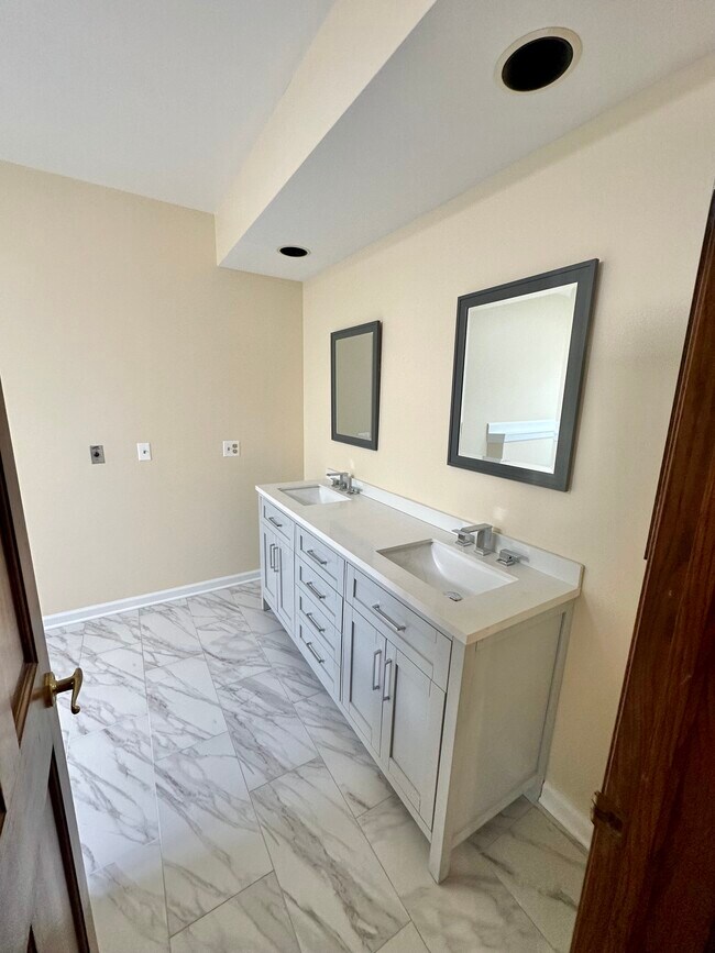Primary Bathroom - 1010 Arbor Ct