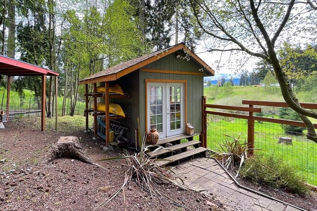 Building Photo - Fully Furnished Home