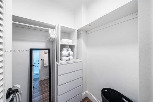 Building Photo - 100 Lincoln Rd