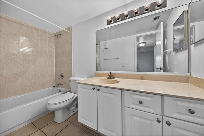 Building Photo - 711 N Pine Island Rd